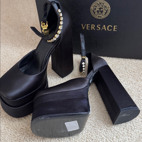 Shoes - Picture 4 of 7